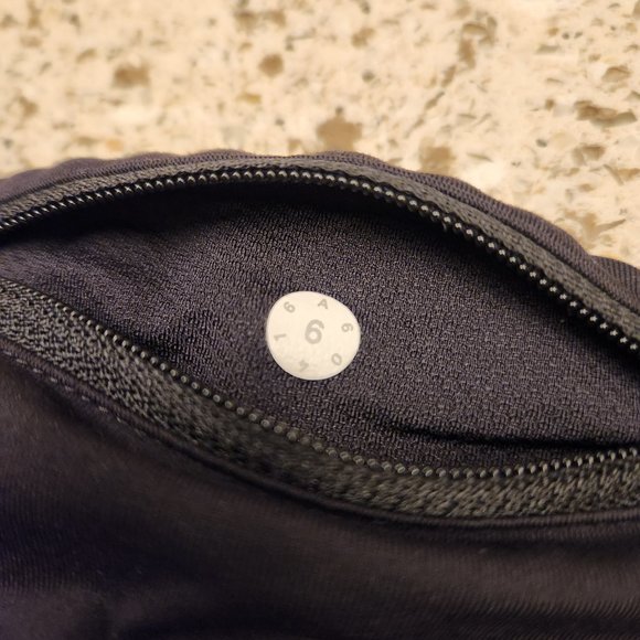 Speed Up Low-Rise Lined Short 2.5" - Flossy Dark Carbon Black - Picture 5 of 10